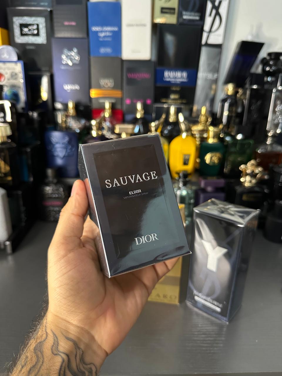 Perfume Dior Sauvage sostenido en la mano