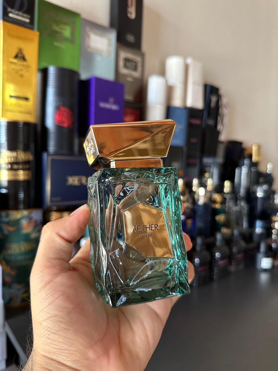 Frasco Aether extrait sostenido en la mano